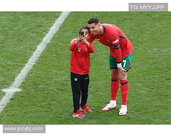 球迷感动跪地拥抱足球明星展现无尽热爱与崇拜之情