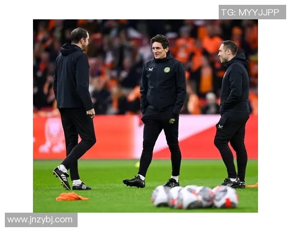 足球明星眼神中的恐惧与决心揭示了他们在赛场上的无畏精神与竞争本能 足球明星眼神中的恐惧与决心揭示了他们在赛场上的无畏精神与竞争本能